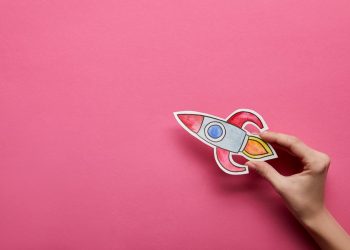 Las acciones de Coinbase aumentan casi un 10 % a pesar de la venta de USD 12 millones de Ark Invest de Cathie Wood Coinbase stock (COIN) surges