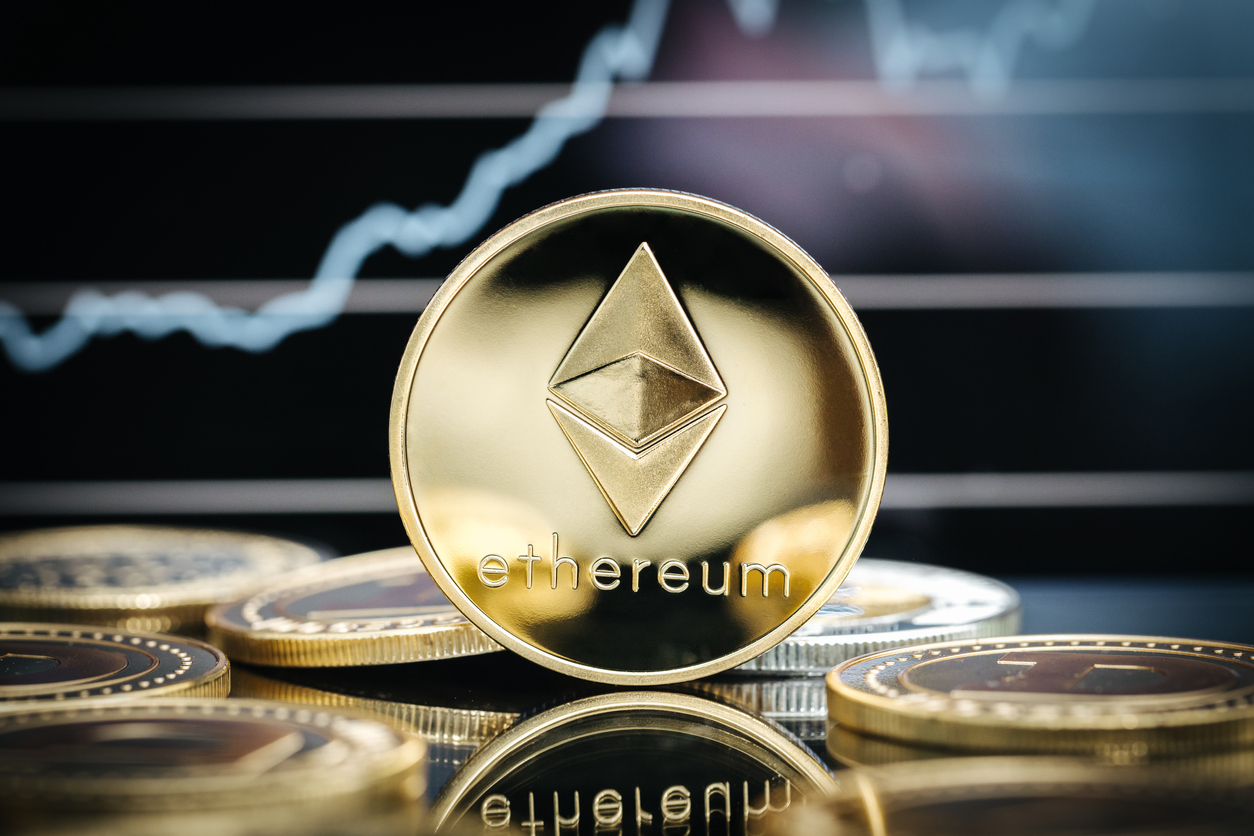 Las transacciones de ballenas de Ethereum saltan más del 50% mientras ETH apunta a $ 2,000 Ethereum cryptocurrency, physical coin close-up, in front of a price chart