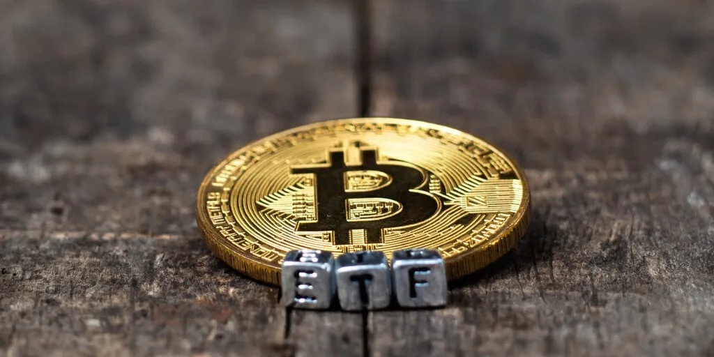 bitcoin-etf-application-gID_7.jpg Los ETF de Bitcoin suman 250 millones de dólares para aumentar antes del recorte de tipos esperado