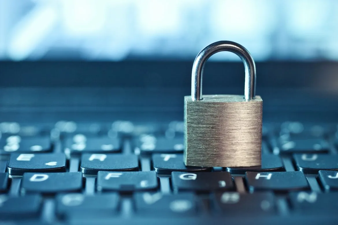 La integración de iDenfy ayuda a Confindo a gestionar los riesgos de terceros y mitigar los riesgos de fraude laptop computer fraud padlock