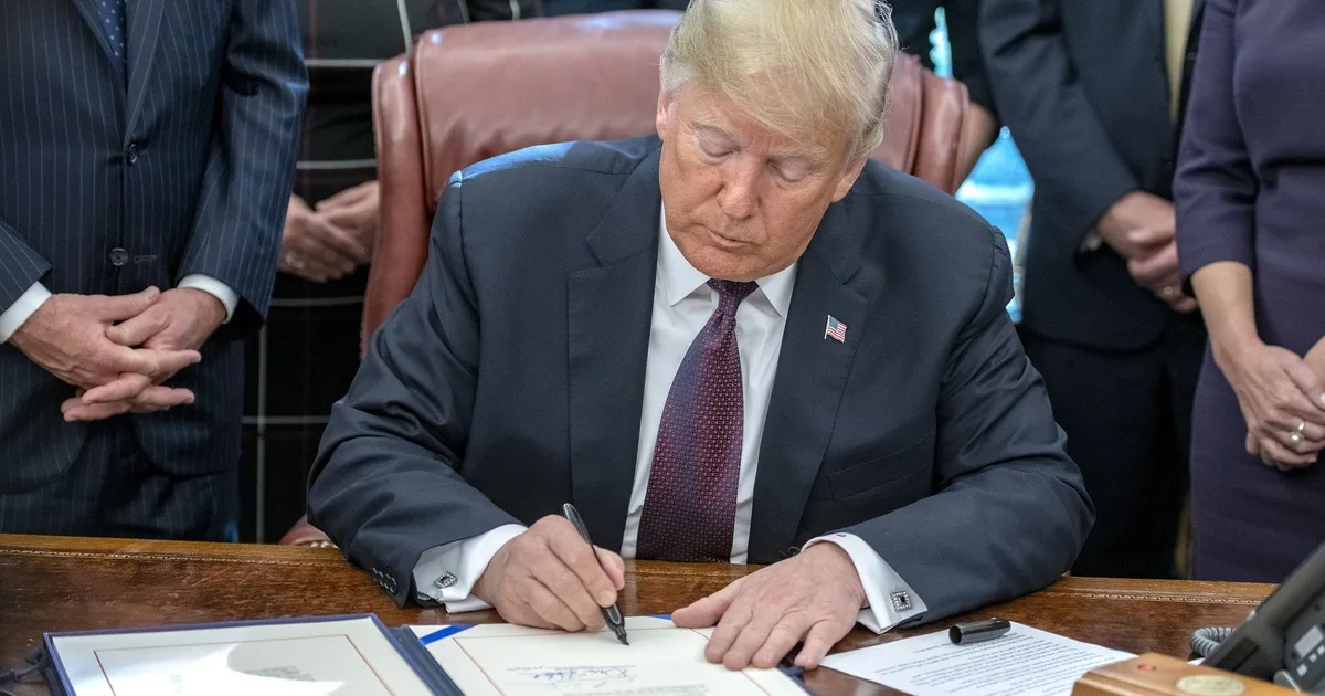Trump_signing_CISA_order.jpg Trump 2.0 augura un gran cambio en las políticas de ciberseguridad