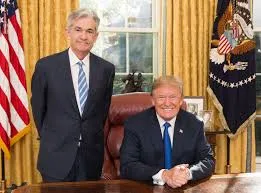 ¿Qé Hay Derrás del Avoyo de Powell a que Los Bancos de Rezcan Bitcoin? Hay un choque entre Donald Trump y el presidente de la Fed, Jerome Powell. Fuente Wikimedia.