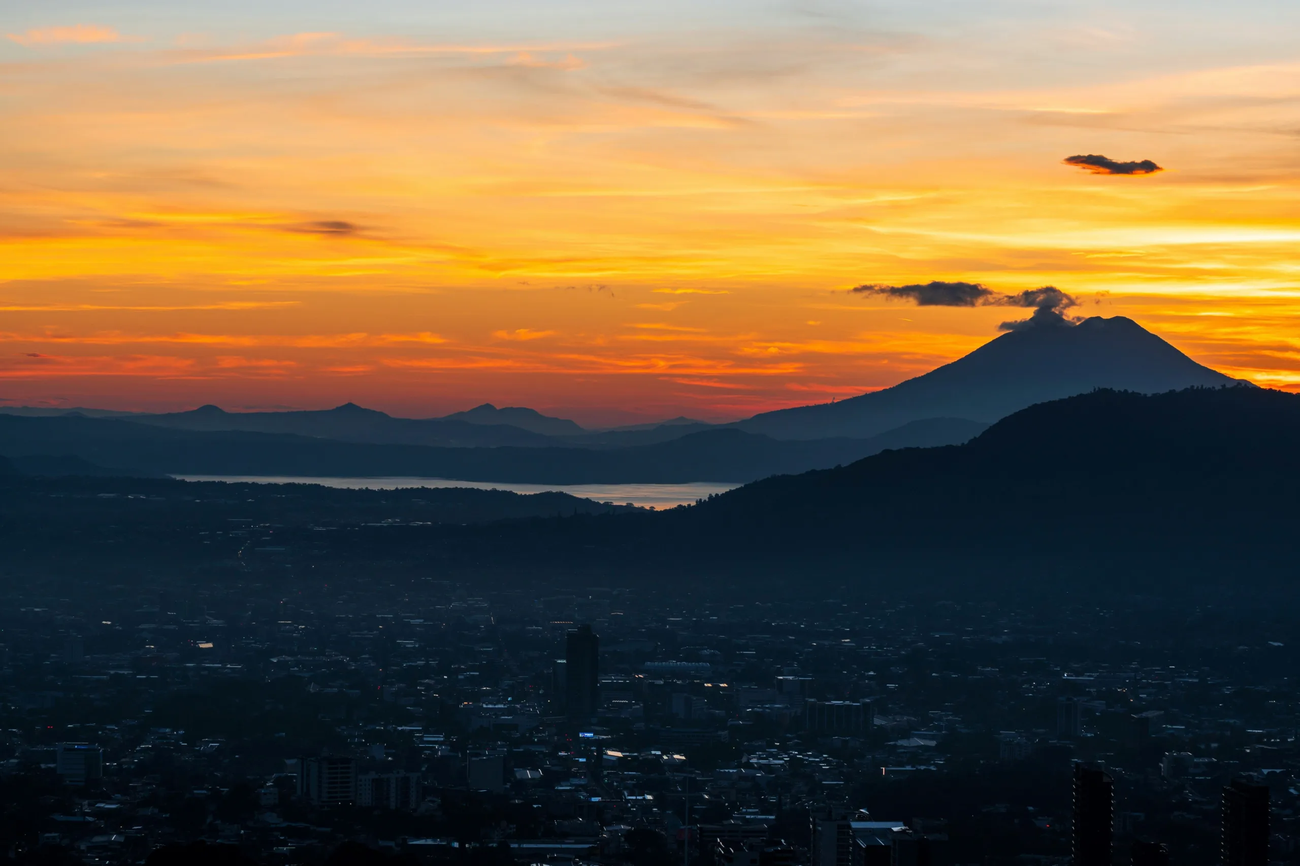 Cómo Bitcoin enseñó a una nación a soñar Sunset in San Salvador. Credit: Ricky Mejia, Unsplash