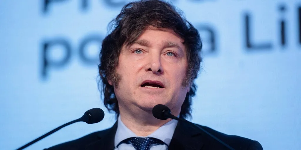 El presidente argentino, Milei, golpeó las acusaciones de fraude en la criptomoneda del equilibrio: Informe Decrypt logo