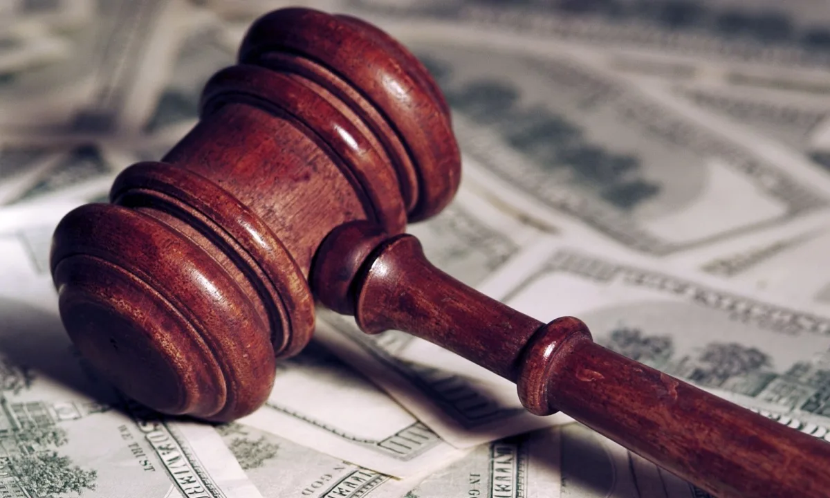 Frank-trial.jpg El juicio por fraude de Frank comienza con cargos de mentiras en ambos lados