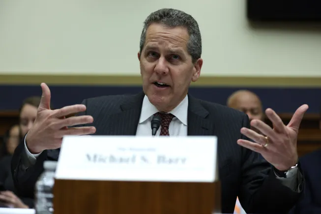 Barr de la Fed advierte contra regulaciones más bajas, supervisión Barr de la Fed advierte contra regulaciones más bajas, supervisión