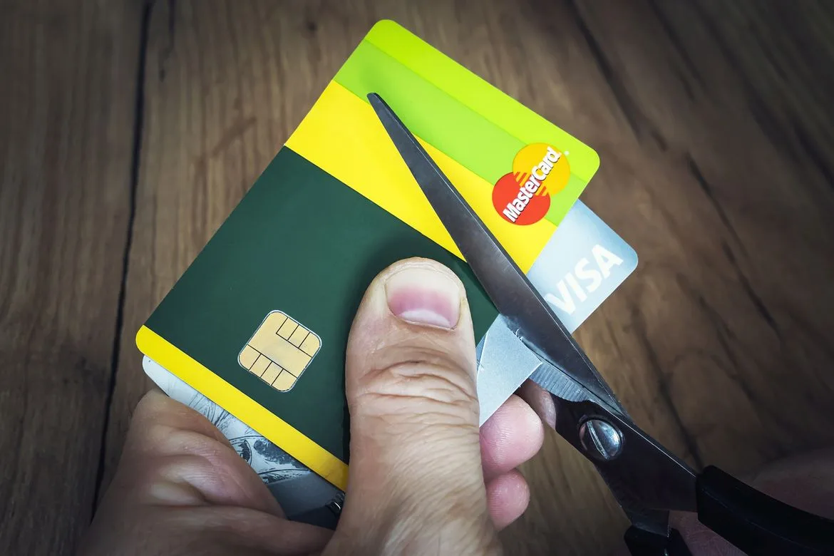 PSR encuentra la “falta de competencia” en el mercado de tarjetas, porque los costos de Visa y Master-Cardboard cuestan a las empresas Visa Mastercard cut fees Payhawk spend culture