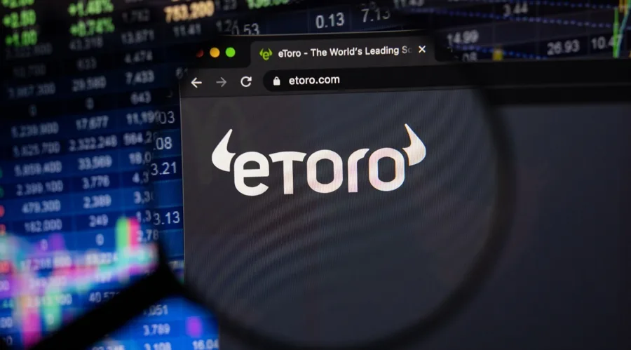 Por $ 10,000, Etoro ofrece a los inversores minoristas superpoderes de fondos para techos con billeteras de inteligencia artificial etoro logo (shutterstock)