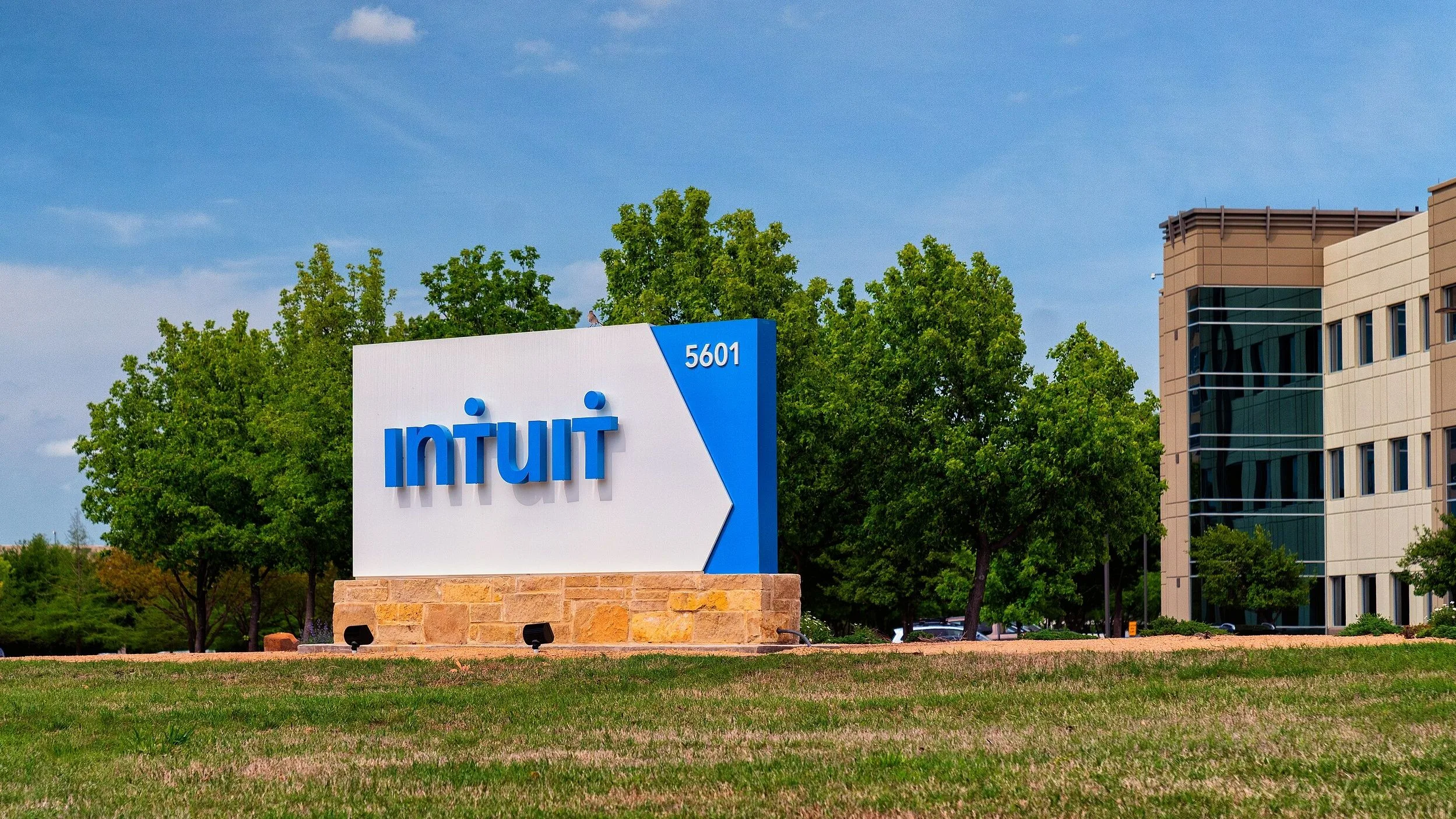 Después de que Gamesop (GME) besa a Bitcoin (BTC), Matt Cole de Strive vuelve a poner su ojo a Intuit (intu) James Van Straten