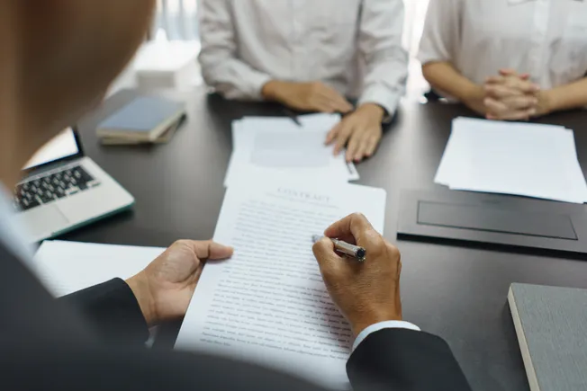 Z3M6Ly9kaXZlc2l0ZS1zdG9yYWdlL2RpdmVpbWFnZS9lYXJuLW91dHMuanBn.webp.webp La era de los M&A de M&A