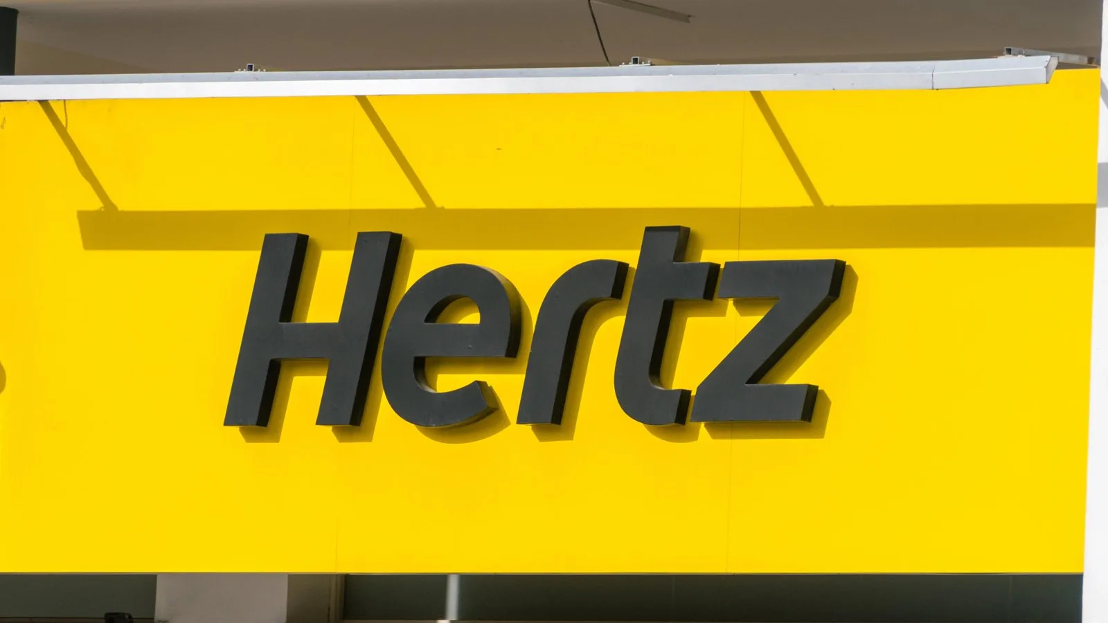 Hertz confirma la información del cliente, las licencias piloto robadas en violación de datos Hertz sign