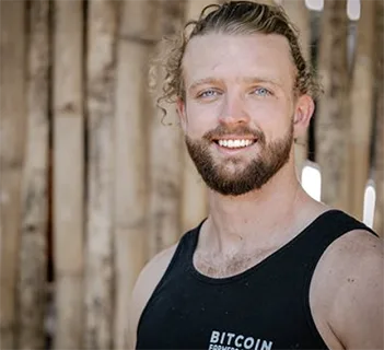 Charlie-Stevens-Bitcoin-Berlin.png Charlie, el irlandés que ahorabitcoiner vive en El Salvador.