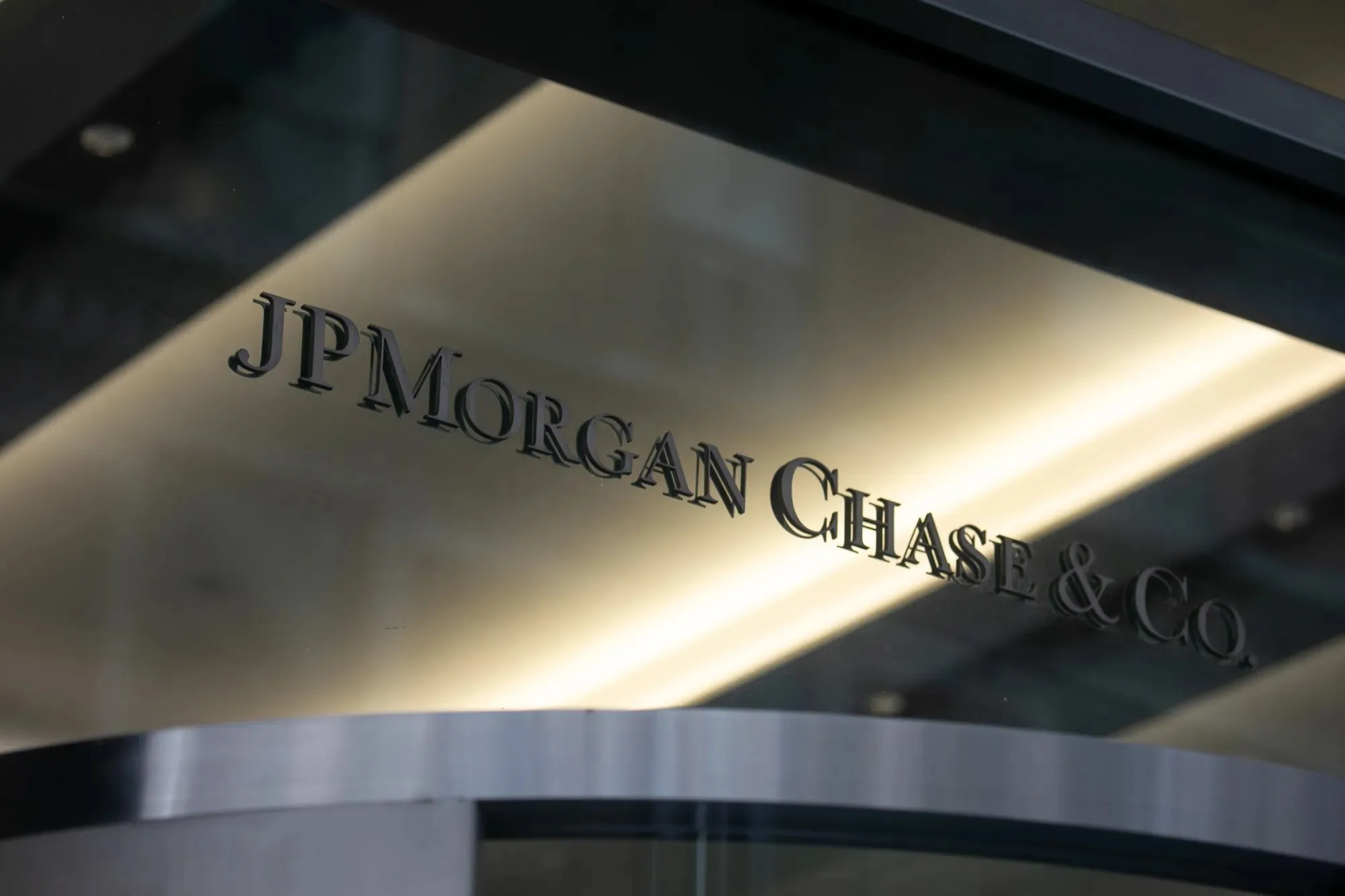 JPMorgan Chase y Coinbase se fusionan para el lanzamiento de token de depósito institucional JPMorgan