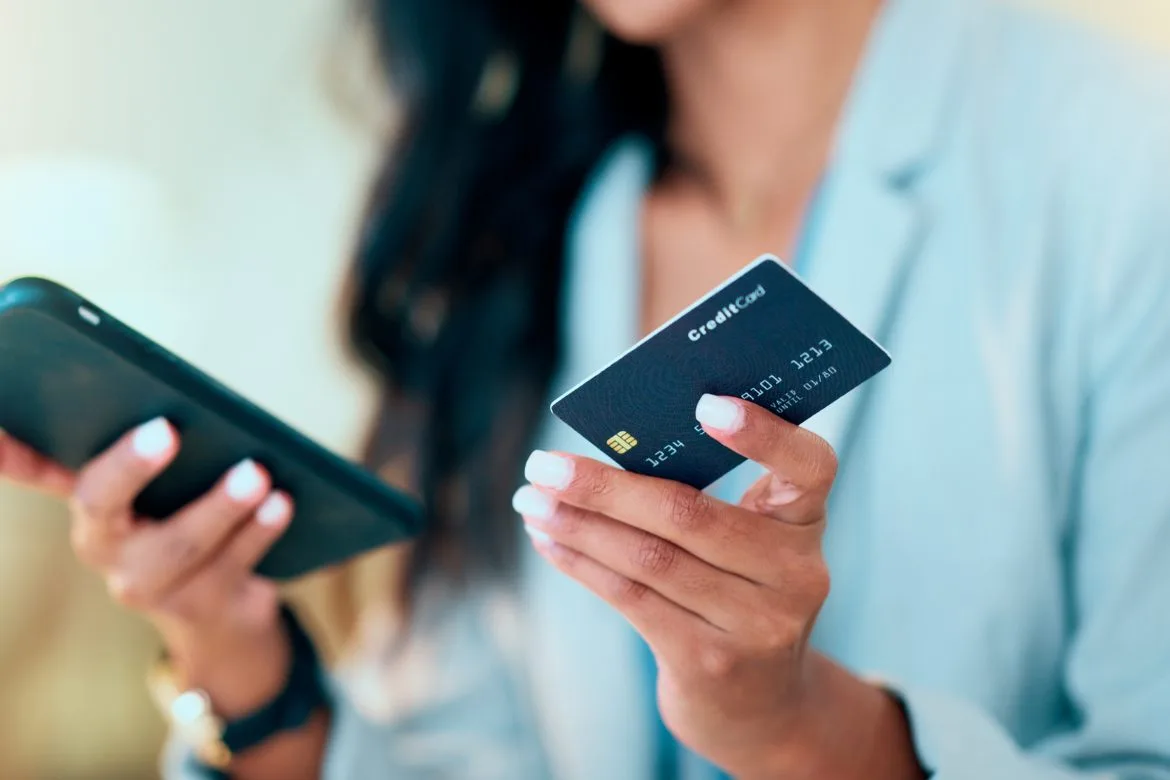 Zilch revela que el 66% de los compradores insisten en usar una tarjeta física a pesar de la popularidad de la cartera digital TotallyMoney