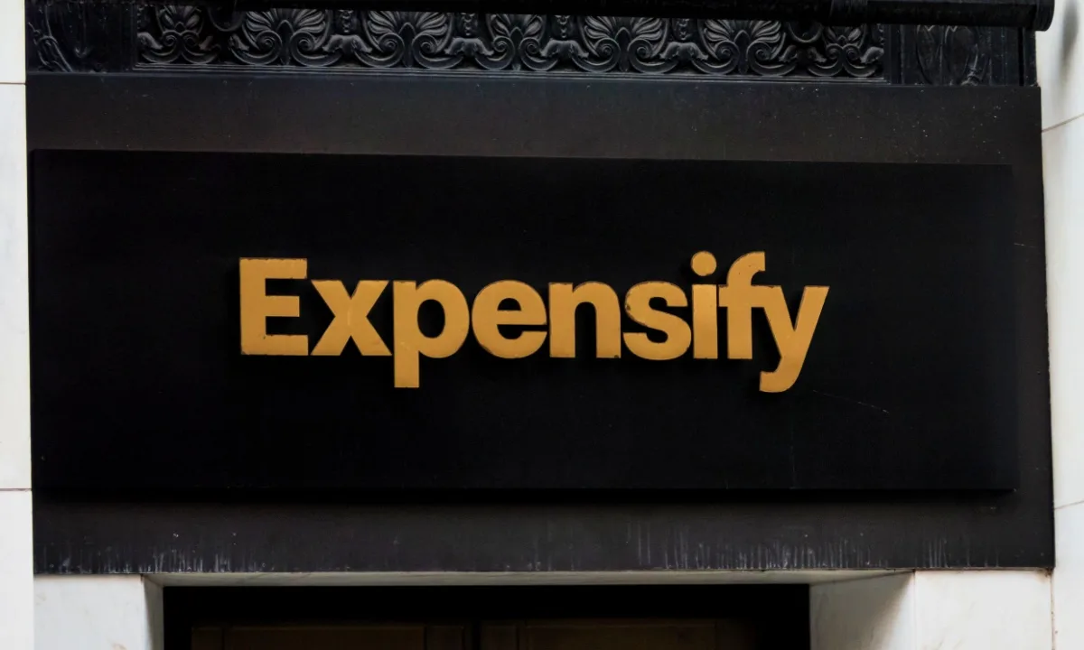 El gasto extiende el apoyo internacional a la aplicación financiera Expensify, b2b payments